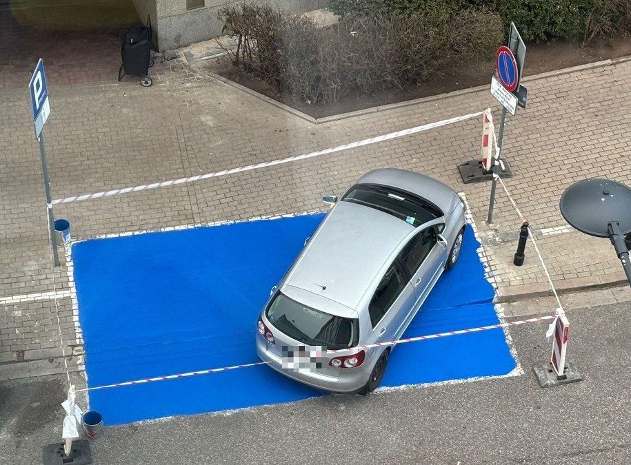 Drogowcy wymalowali miejsce wokół samochodu /Michał Krasoń /RMF FM