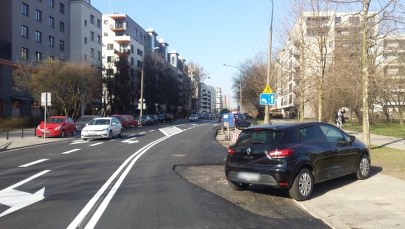 Drogowy absurd na ulicach Warszawy. Niczym z filmów Barei 