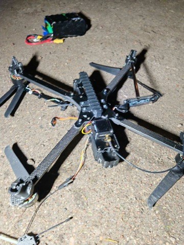 Dron, który spadł wczoraj na posesję gospodarstwa w Lekowie na Mazowszu /archiwum prywatne/ /