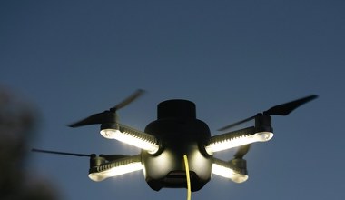 Dron, który świeci bez przerwy. Rewolucja w akcjach ratunkowych