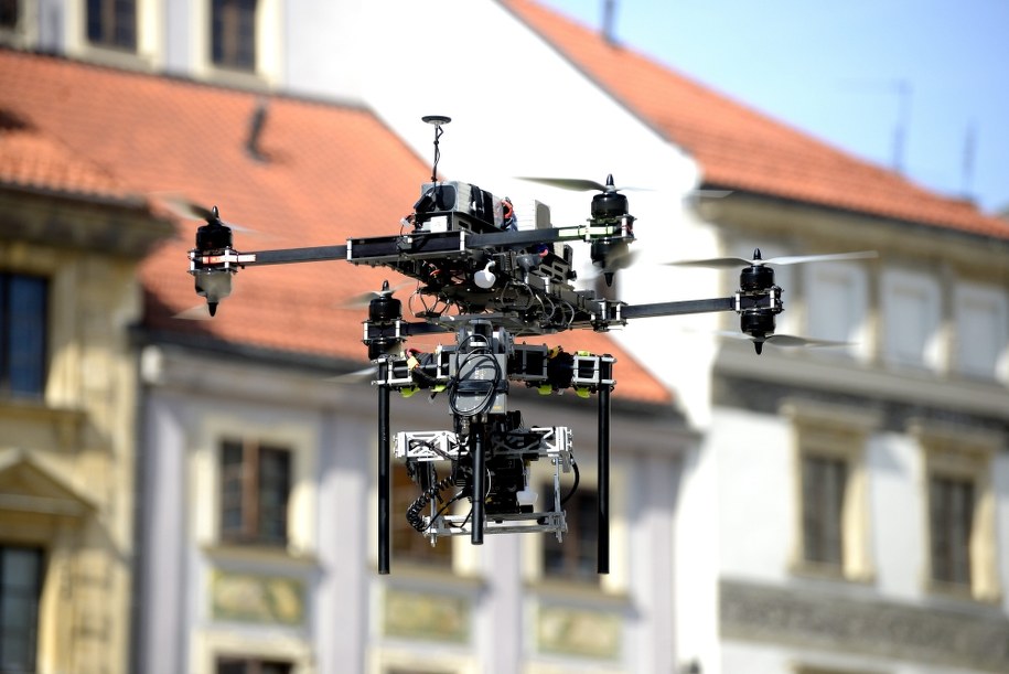 Dron na warszawskim Starym Mieście /Andrzej Rybczyński  /PAP