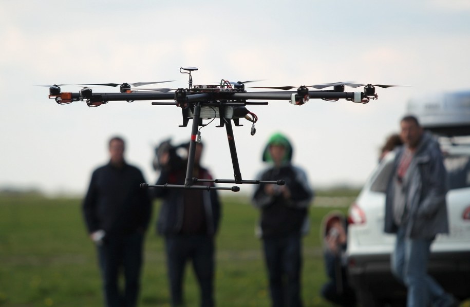 Dron na zdjęciu ilustracyjnym / 	Tomasz Waszczuk    /PAP