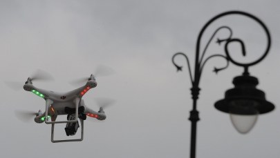 Dron nad Paryżem, zatrzymano trzech dziennikarzy Al-Dżaziry 