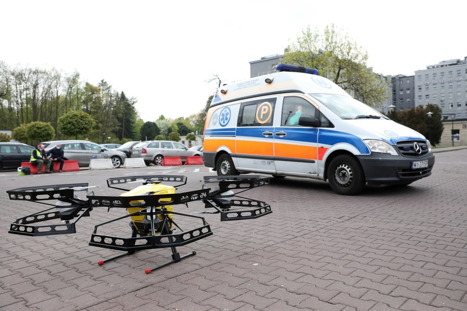 Dron przed szpitalem MSWiA na ulicy Wołoskiej w Warszawie / 	Leszek Szymański    /PAP