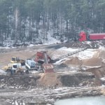 Dron przyłapał ich na gorącym uczynku. Zrzucali do wyrobiska coś czarnego