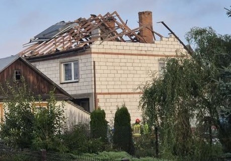 Dron spadł na budynek mieszkalny we wsi Wyryki Wola koło Włodawy, zdj. udostępnione nam przez nowytydzien.pl /Nowy Tydzień /