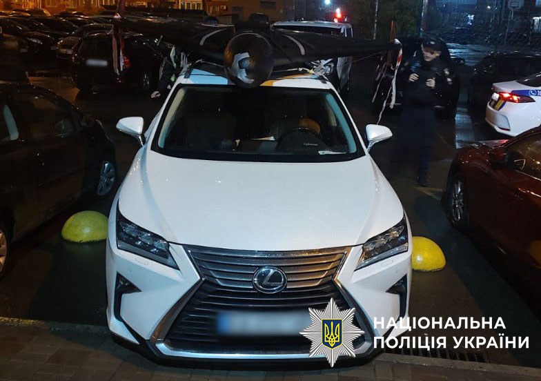 Dron uderzeniowy Shahed przymocowany do dachu auta w Kijowie /@UA.KyivPolice /Facebook