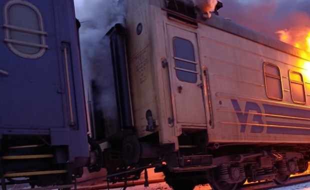 Dron uderzył przed lokomotywą, drugi w wagon. Rosjanie zaatakowali pociąg pasażerski