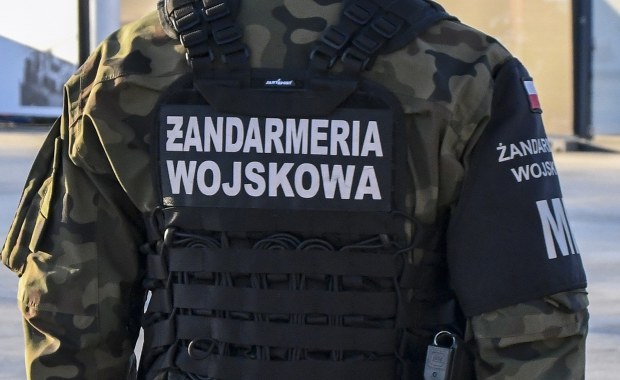 Dron z cyrylicą koło Bartoszyc. Mógł przylecieć z Rosji