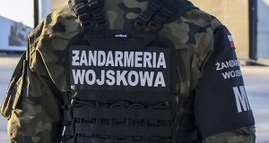 Dron z cyrylicą koło Bartoszyc. Mógł przylecieć z Rosji