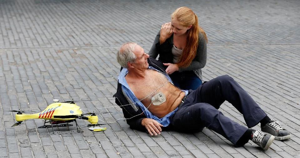 Dron z wbudowanym defibrylatorem może uratować życie wielu osób /materiały prasowe