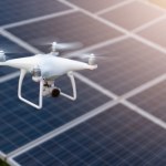 panele słoneczne Dron znajdzie zepsuty panel, robot go umyje. To przyszłość fotowoltaiki