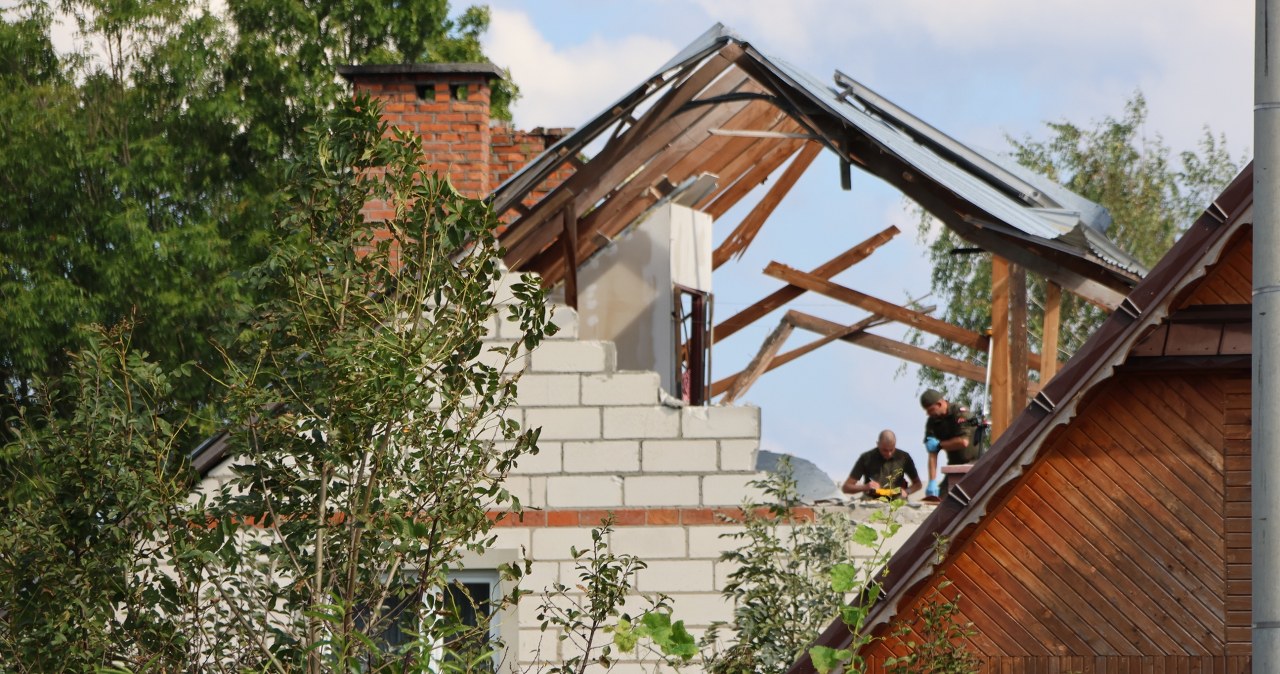 Dron zniszczył dach budynku w Wyrykach. Galeria