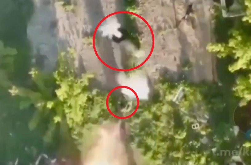 Dron zrzucił rosyjskiemu żołnierzowi granat na głowę. Atak był skuteczny /Twitter