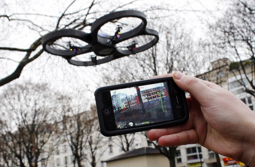 Dronem sterujemy przy pomocy urządzenia mobilnego z zainstalowaną specjalną aplikacją /AFP