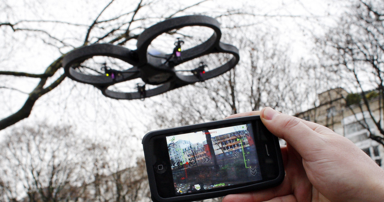 Dronem sterujemy przy pomocy urządzenia mobilnego z zainstalowaną specjalną aplikacją /AFP