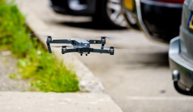 Drony na wyposażeniu samochodów? Szykuje się rewolucja , Stellantis z patentem