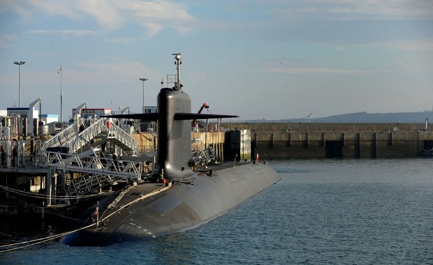Drony nad bazą okrętów podwodnych z bronią jądrową. Reakcja Francji