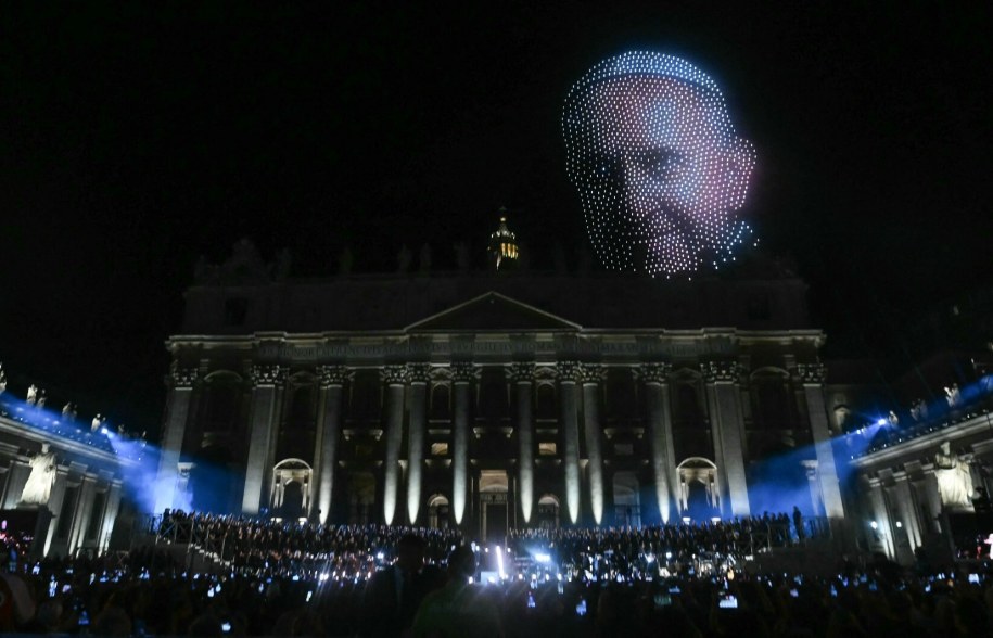 Drony utworzyły wizerunek papieża Franciszka /FILIPPO MONTEFORTE /AFP/EAST NEWS