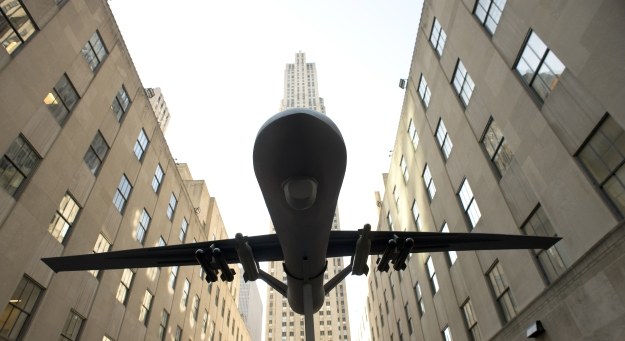 Drony zagrażają samolotom pasażerskim /AFP