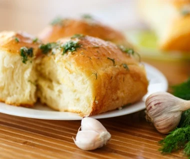 Drożdżowe bułeczki czosnkowe. Aromatyczna przekąska, która zasmakuje wszystkim 