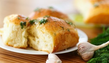 Drożdżowe bułeczki czosnkowe. Aromatyczna przekąska, która zasmakuje wszystkim 