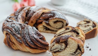 Drożdżowe ciasto na Boże Narodzenia. Przepis na puszysty wieniec czekoladowy 