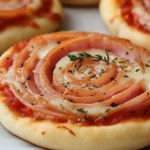Drożdżowe pizzerinki z szynką. Pomysł na kolację na ciepło 