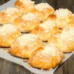 Drożdżówki napchane truskawkami i rabarbarem po brzegi. Ciasto miękkie jak chmurka 