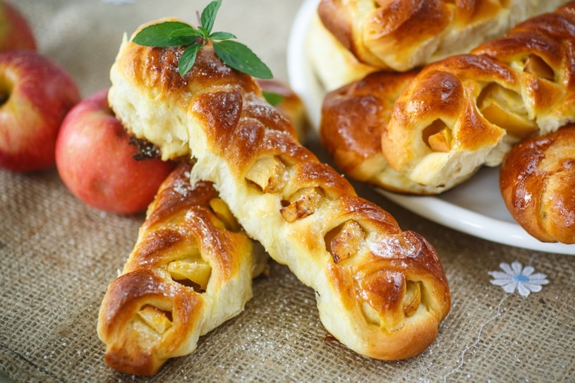 Drożdżówki z jabłkami /123RF/PICSEL