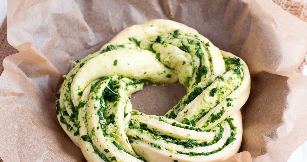 Drożdżowy wieniec możesz podać samodzielnie lub jako dodatek do zup, sałat, czy krewetek /qwartm /123RF/PICSEL