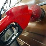 Drożejące paliwa zmuszają firmy do windowania cen /AFP
