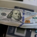 Droższa ropa, słabszy złoty. Dolar umacnia się w zaskakującym tempie