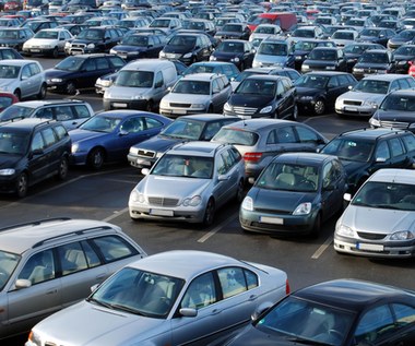 Drożyzna: Rodacy kupują coraz starsze samochody