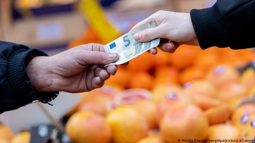 Drożyzna zmusza gorzej zarabiających do ograniczenia wydatków na żywność /Deutsche Welle