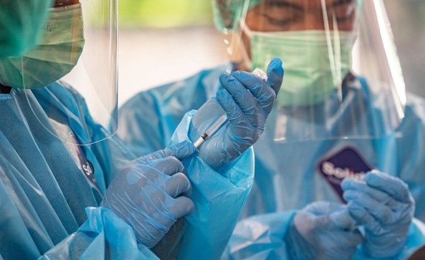 Druga dawka szczepienia będzie odraczana, ale potrzebny „bufor bezpieczeństwa”