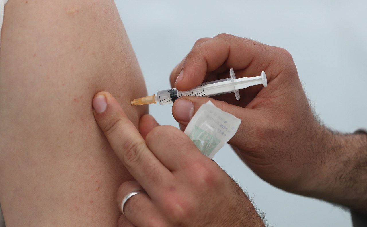 Druga dawka szczepionki dla nauczycieli. Problemy z dostawami preparatów AstryZeneki