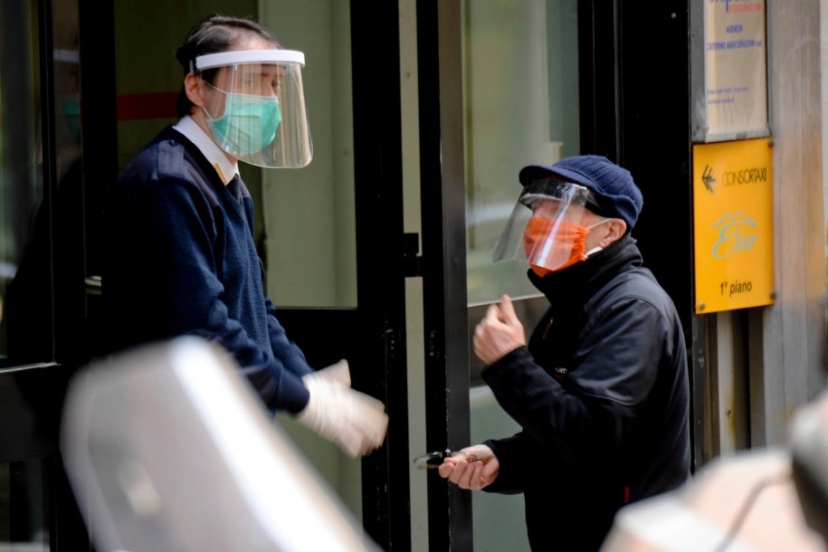 Druga fala epidemii koronawirusa na jesieni „to więcej niż hipoteza, to pewność”- uważa przedstawiciel Włoch w Światowej Organizacji Zdrowia /CIRO FUSCO /PAP/EPA