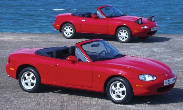 Drugą generację MX-5 (oznaczenie NB) zaprezentowano w 1998 roku. Pod maską - jednostki 1.6 i 1.8 (110-146 KM) oraz wersja Mazdaspeed z silnikiem 1.8 turbo (182 KM). /Mazda