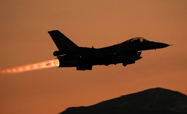 Druga noc amerykańskich nalotów na Iran. Trump grozi kolejnymi atakami