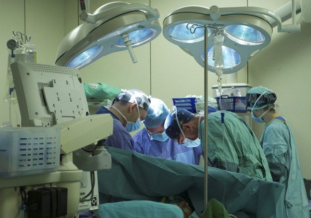 Drugą operację - usunięcia guza z nerki - 57-letni pacjent przeszedł 18 maja, kilka dni po pierwszym zabiegu /Aleksander Koźmiński /PAP