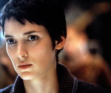 Druga połowa lat 90. nie była już dla Ryder tak udana. Złożyły się na to przede wszystkim finansowe klęski jej kolejnych przedsięwzięć: "Chłopców" - nieudanej powtórki z "Przed wschodem słońca" Richarda Linklatera, "Sposobu na Ryszarda" - debiutu reżyserskiego Ala Pacino, filmu o realizacji filmu, a zwłaszcza "Czarownic z Salem" (wszystkie z 1996 roku), kostiumowego dramatu ze sporym budżetem o grupie młodych dziewcząt, które w XVII wieku zostają oskarżone o czary.

W efekcie Ryder nieco się wycofała, zaczęła mniej grywać - w jednym obrazie rocznie, uważniej wybierać produkcje, w których się pojawia. W efekcie, w 1997 roku mogliśmy ją oglądać w czwartej części słynnego "Obcego" (na zdjęciu) w reżyserii Jean-Pierre'a Jeuneta (podobno jeden z jej braci jest wielkim fanem serii i bardzo prosił ją, by zagrała), o podtytule "Przebudzenie", a rok później pojawiła się w "Celebrity" Woody'ego Allena, obrazie ośmieszającym życie sław.