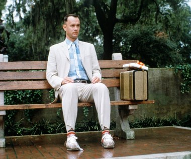 Drugą statuetkę aktor otrzymał za rolę w kultowym filmie "Forrest Gump" w reżyserii Roberta Zameckisa. Film trafił do amerykańskich kin 6 lipca 1994 roku. Oparta na książce Winstona Grooma produkcja opowiada o prostym mężczyźnie z Alabamy (Tom Hanks), który czekając na autobus, raczył nieznajomych historiami ze swojego życia. Jego twórcy nie przypuszczali nawet, jaką popularność zyska ich dzieło. Forrest stał się jednym z najbardziej rozpoznawalnych bohaterów filmowych wszech czasów, a film nagrodzono sześcioma Oscarami.   

Ważnym aspektem filmu było wplątanie Forresta w ważne wydarzenia historyczne lub przypadkowe spotkania ze znanymi osobami. Bohater wpada między innymi na prezydentów Johna Kennedy’ego i Richarda Nixona oraz Elvisa Presleya i Johna Lennona. Ekipa od efektów specjalnych bardzo długo pracowała nad zadowalającym sposobem wklejenia Toma Hanksa w archiwalne materiały wideo. Ich wysiłki zostały nagrodzone Oscarem. 

"Forrest Gump" okazał się ogromnym sukcesem kasowym i artystycznym. Film zarobił na całym świecie prawie 677 milionów dolarów. 