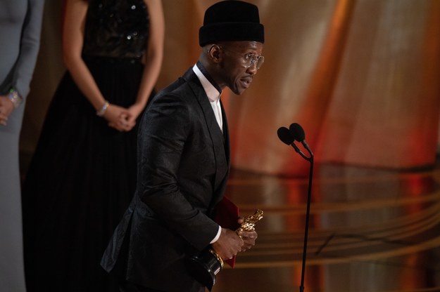 Druga statuetkę otrzymał Mahershala Ali /TEREKAH NAJUWAN / AMPAS / HANDOUT /PAP/EPA