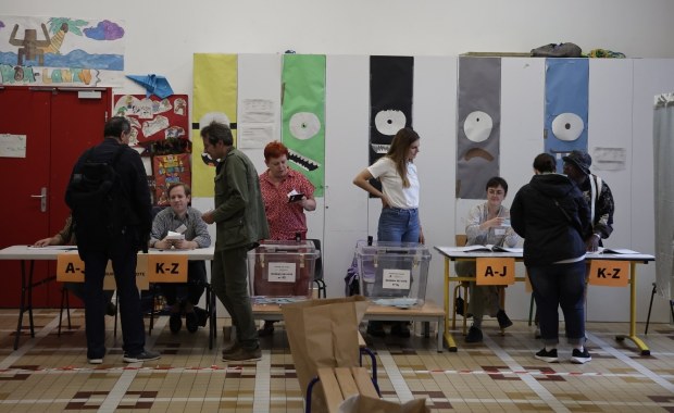 Druga tura wyborów parlamentarnych we Francji. Skrajna prawica walczy o większość