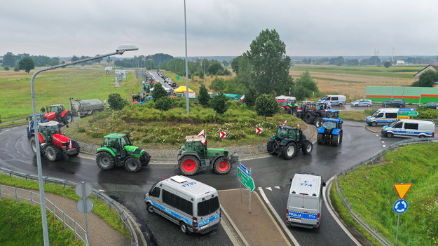 Drugi dzień protestu rolników na krajowej "12" w Rękoraju niedaleko Piotrkowa Trybunalskiego /	Grzegorz Michałowski   /PAP