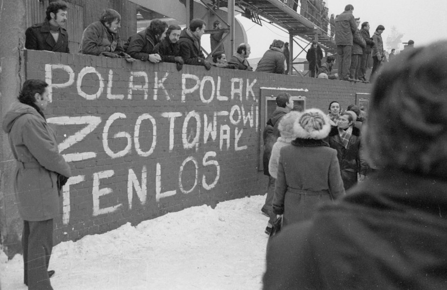 Drugi dzień stanu wojennego w Stoczni Szczecińskiej /Jerzy Undro /PAP