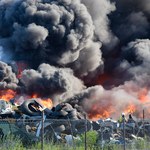 Drugi dzień walki z pożarem złomowiska samochodów w Lęborku. W akcji 30 zastępów straży