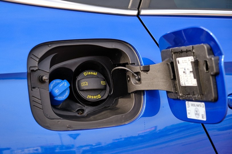Drugi korek pod klapką wlewu paliwa oznacza, że samochód ma katalizator SCR i wymaga dolewania płynu AdBlue /123RF/PICSEL