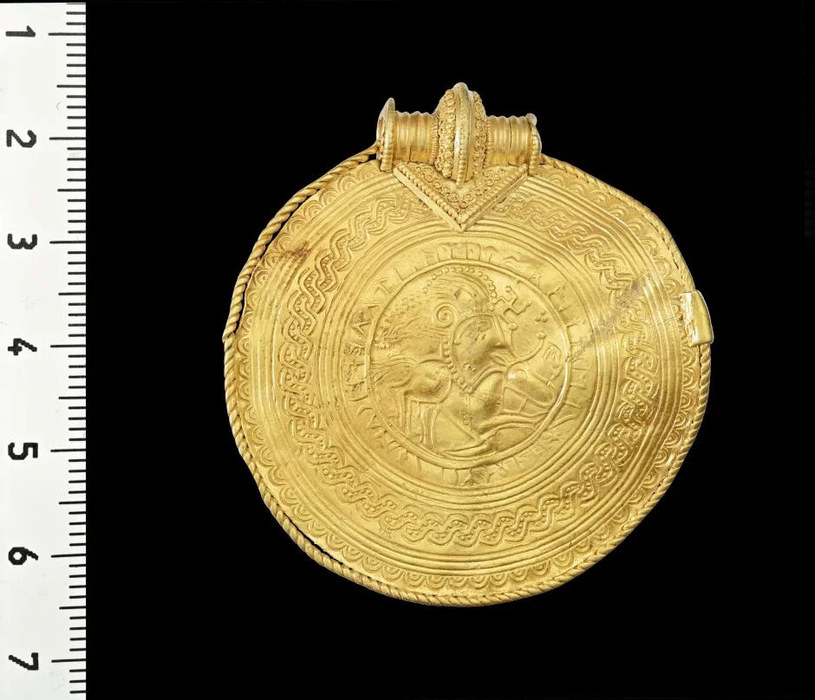 Drugi medalion z inskrypcją Odyna, będący uproszczoną kopią pierwszego /Duńskie Muzeum Narodowe /domena publiczna